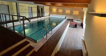 A cabin in the national park with a swimming pool and spa area. Great view.