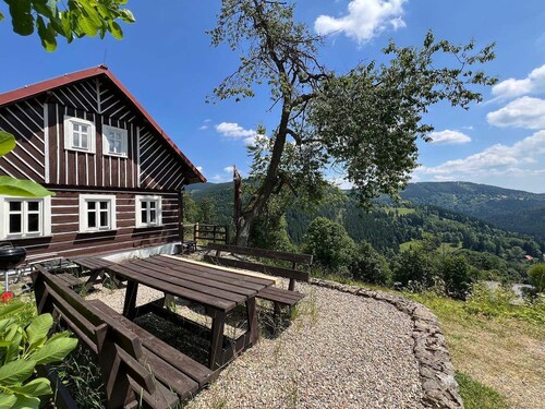 A cabin in the national park with a swimming pool and spa area. Great view.