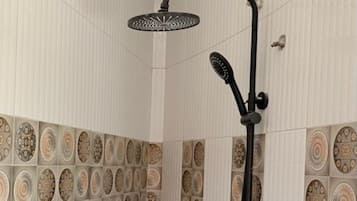 Kahden hengen comfort-huone (yksi tai kaksi sänkyä), patio, näköala puistoon | Kylpyhuone | Tohvelit, pyyhkeet
