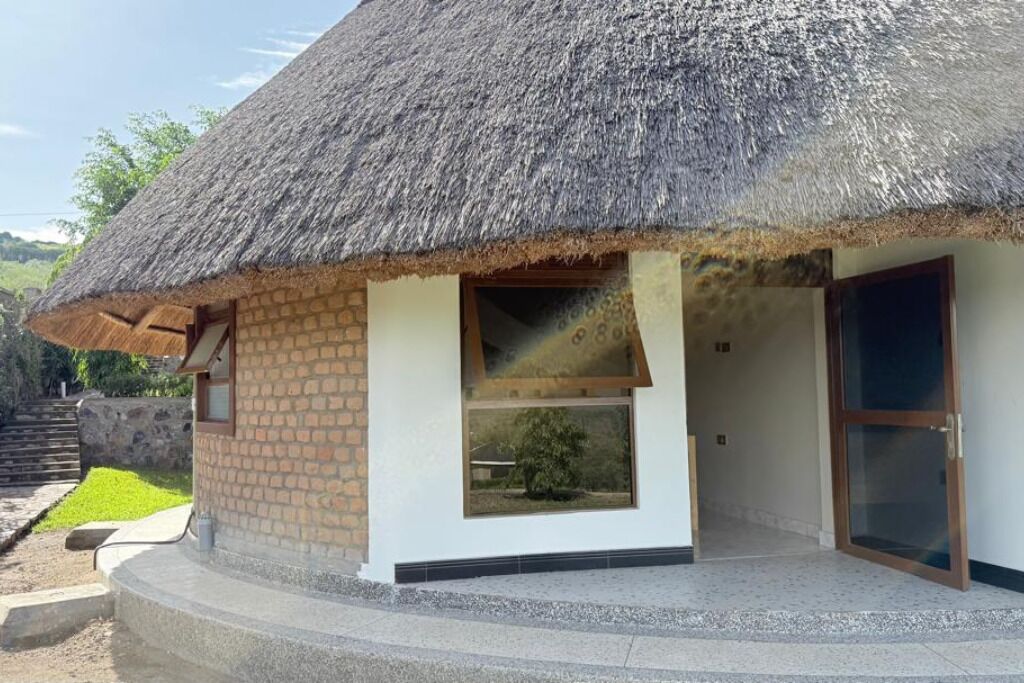 Kahden hengen comfort-huone (yksi tai kaksi sänkyä), patio, näköala puistoon | Ulkopuoli