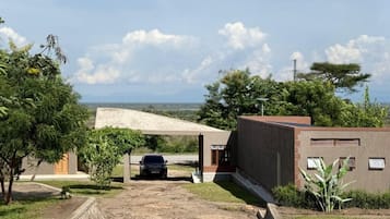 Kahden hengen comfort-huone (yksi tai kaksi sänkyä), patio, näköala puistoon | Ulkopuoli
