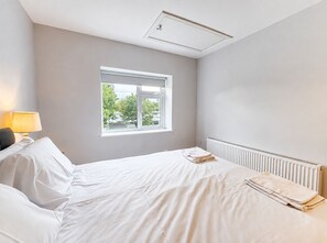 A bedroom with a single bed, a window, a radiator, and a lamp. - Leixlip Flat Close to Shops and Transport (Leixlip)