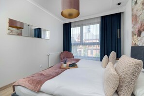 2 chambres, bureau, fer et planche à repasser, lit parapluie
