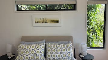 Een strijkplank/strijkijzer, wifi, beddengoed