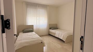 3 bedrooms, iron/ironing board, WiFi (free), bed sheets
