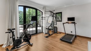 Ein Fitnessraum mit Cardiogeräten, Laufband und Ergometer.