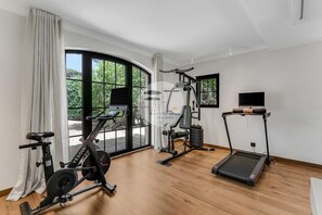Ein Fitnessraum mit Cardiogeräten, Laufband und Ergometer.