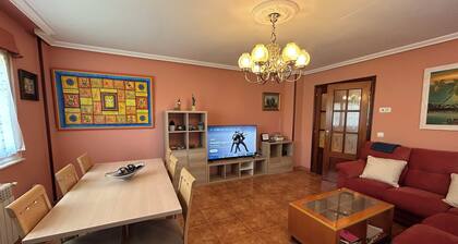 Family home with a garden: Beach, mountains, and pets welcome (Garage included)