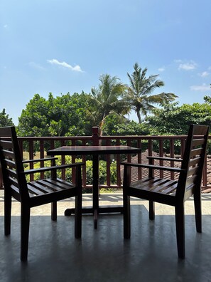 Suite, beranda, pemandangan kebun | Tempat makan outdoor