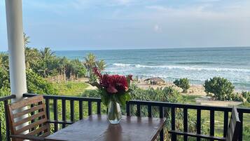 Suite, lanai, vista al jardín | Restaurante al aire libre