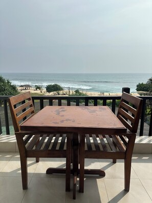 Suite, beranda, pemandangan kebun | Tempat makan outdoor