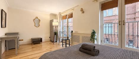 4 bedrooms, iron/ironing board, internet, bed sheets