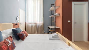 Una camera da letto con un letto, una sedia, una scaffalatura e un condizionatore.