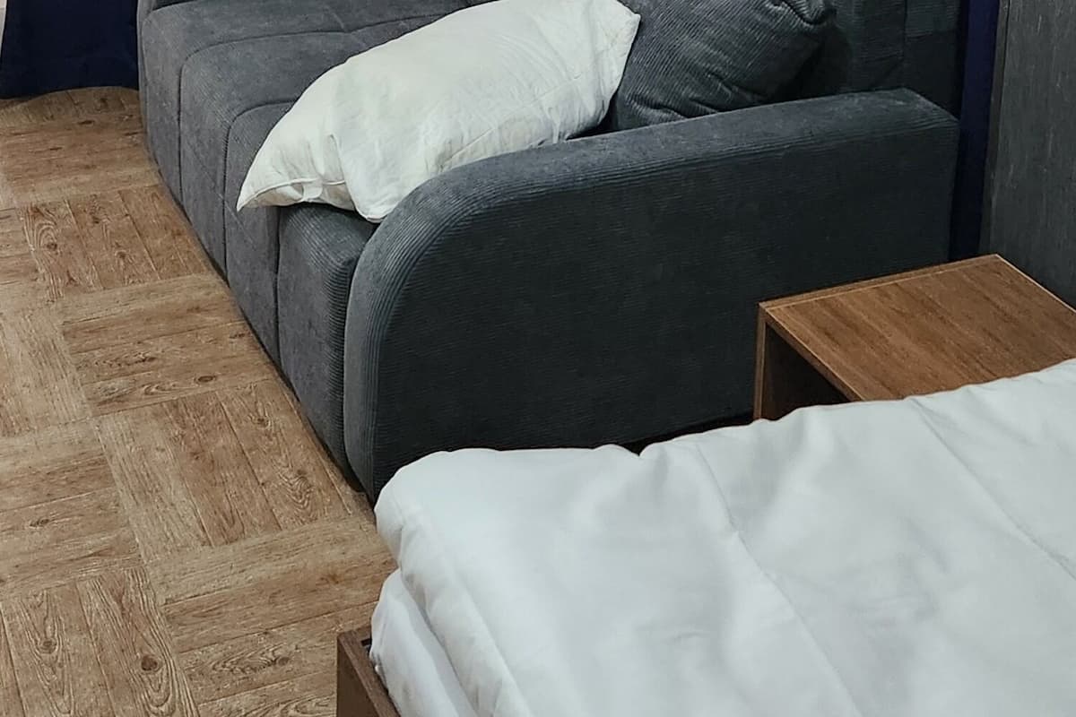 Habitación cuádruple de lujo, balcón, vistas a la ciudad | Escritorio, espacio para trabajar con un portátil, cortinas opacas