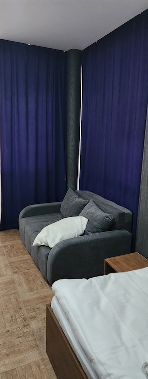 Habitación cuádruple de lujo, balcón, vistas a la ciudad | Escritorio, espacio para trabajar con un portátil, cortinas opacas
