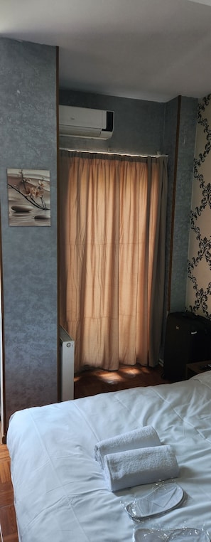 Habitación Confort doble, balcón, vistas a la ciudad | Escritorio, espacio para trabajar con un portátil, cortinas opacas
