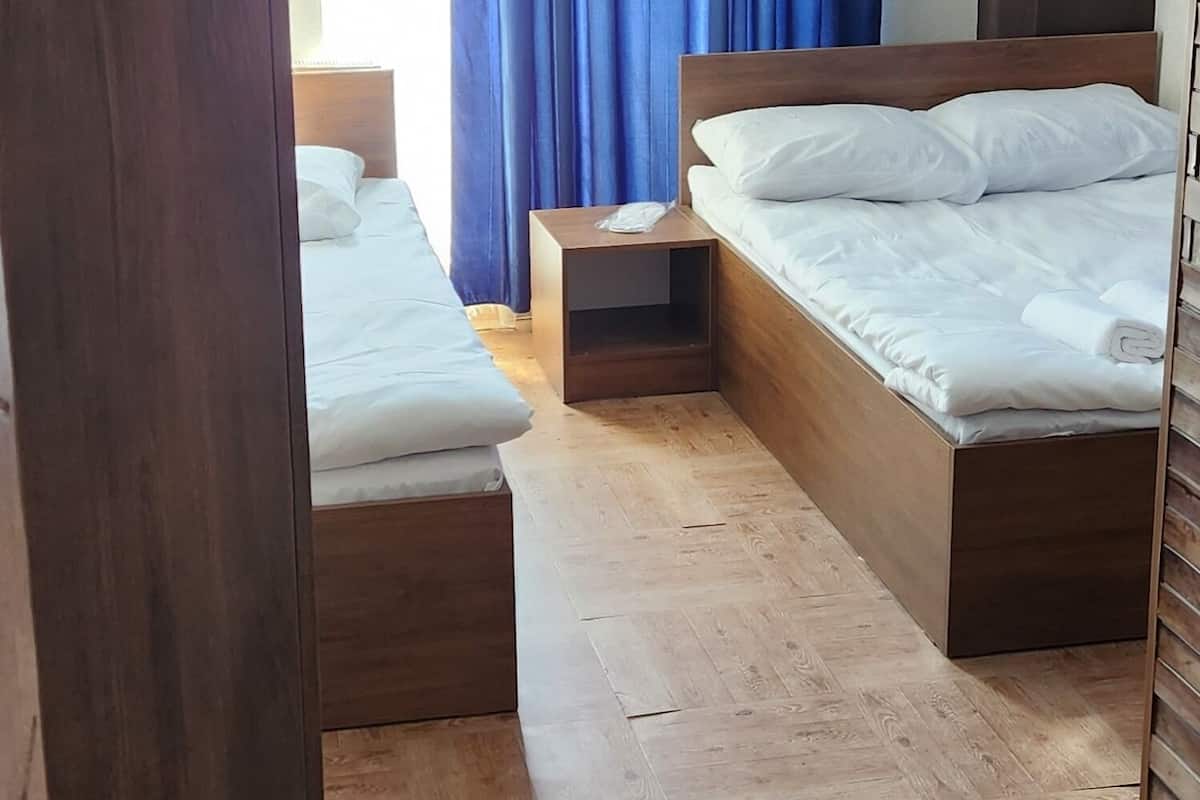 Habitación triple familiar, vistas a la ciudad | Escritorio, espacio para trabajar con un portátil, cortinas opacas