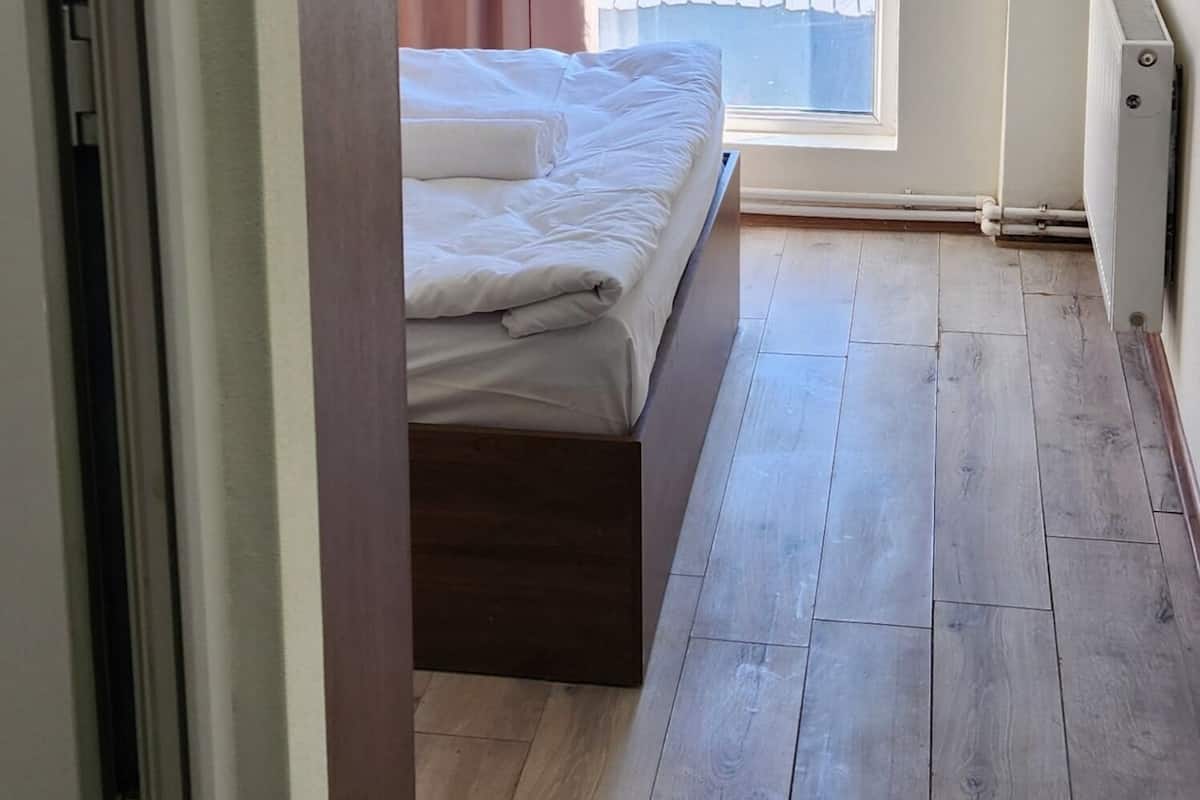 Habitación doble, vistas a la ciudad | Escritorio, espacio para trabajar con un portátil, cortinas opacas