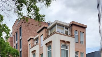 Un edificio con escaparate que muestra un anuncio de Coca-Cola y un cartel con el nombre 'TifLisi'.
