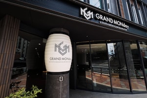 L'ingresso di un hotel con un cartello ben visibile che riporta 'GRAND MONDAY' e 'KYOTO SHIJO KAWARAMACHI'.