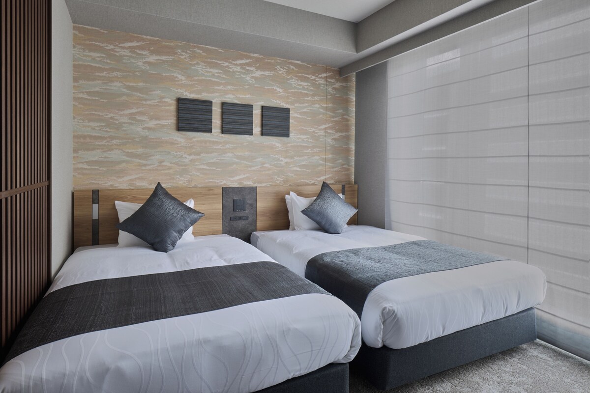 In-room safe, WiFi (free), bed sheets