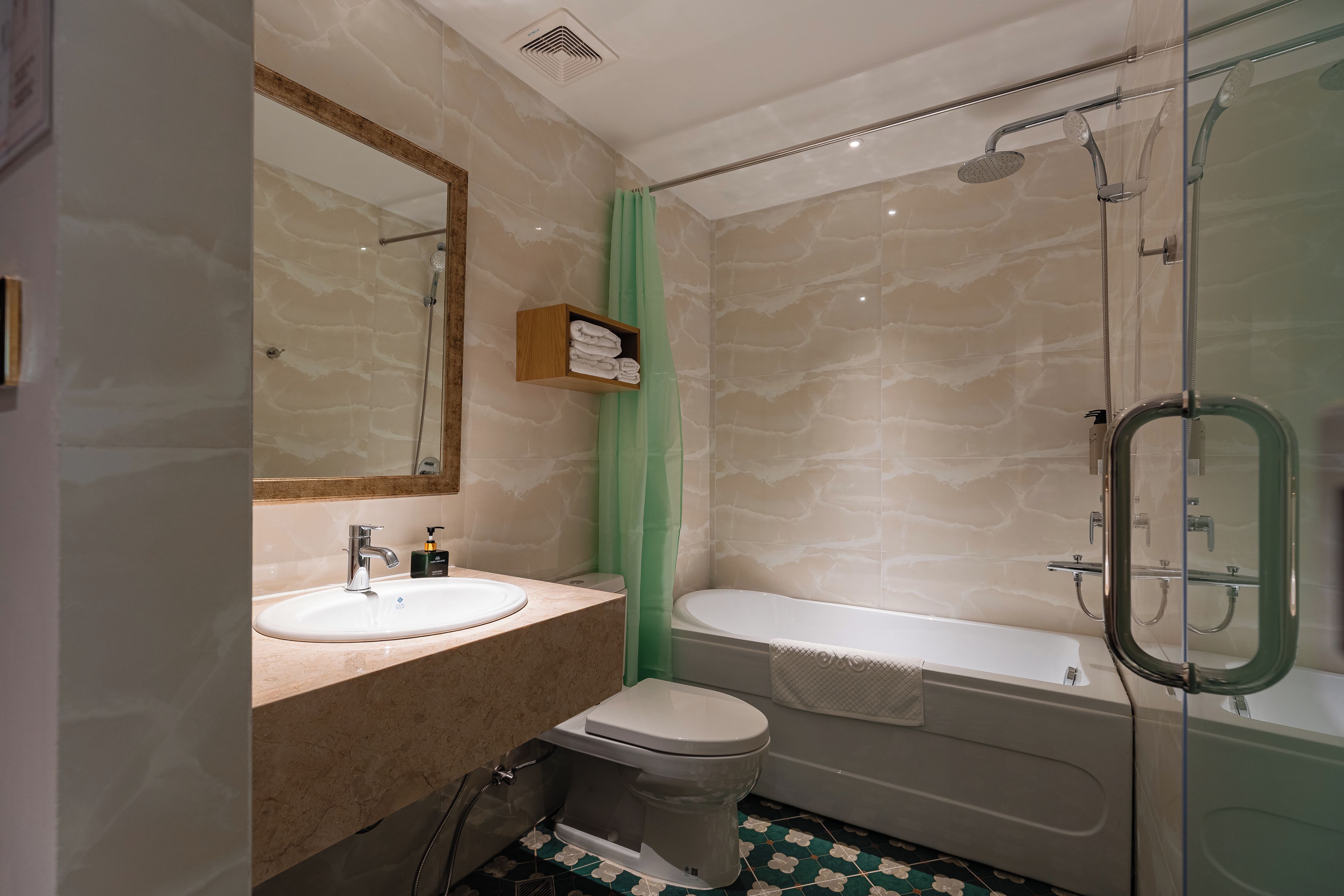 Une salle de bain équipée d’un lavabo, de toilettes, d’une baignoire et d’une douche.
