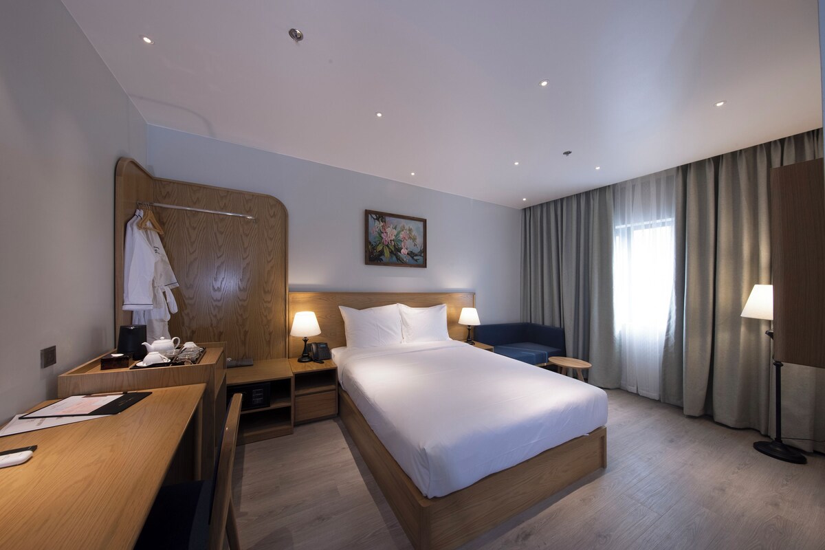 Premium kamer, uitzicht op de stad | Een minibar, een kluis op de kamer, een bureau, verduisterende gordijnen