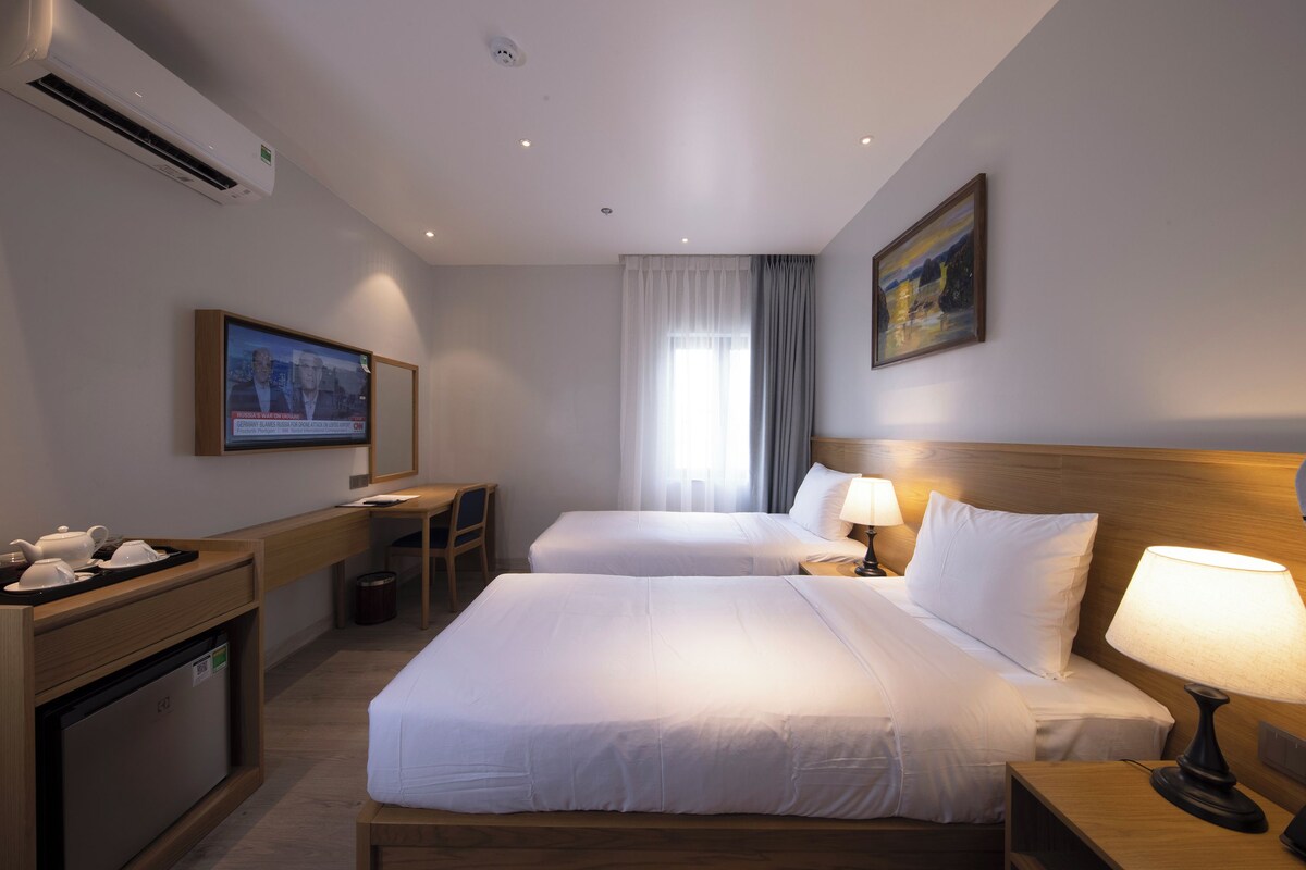 Luxe kamer, 1 twee- of 2 eenpersoonsbedden, uitzicht op de stad | Een minibar, een kluis op de kamer, een bureau, verduisterende gordijnen