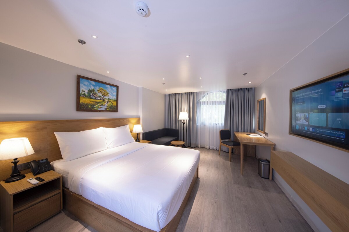 Luxe suite, uitzicht op de stad | Een minibar, een kluis op de kamer, een bureau, verduisterende gordijnen