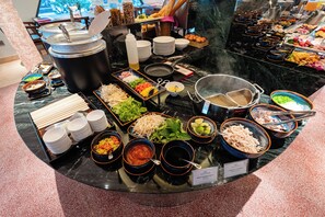 Un buffet proposant une variété de plats et d'accompagnements.