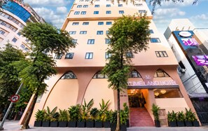 A hotel with a modern design, featuring a prominent entrance and a sign that reads 'YUME LAND HOTEL'. - Yume Land Hotel (Ho Chi Minh City)