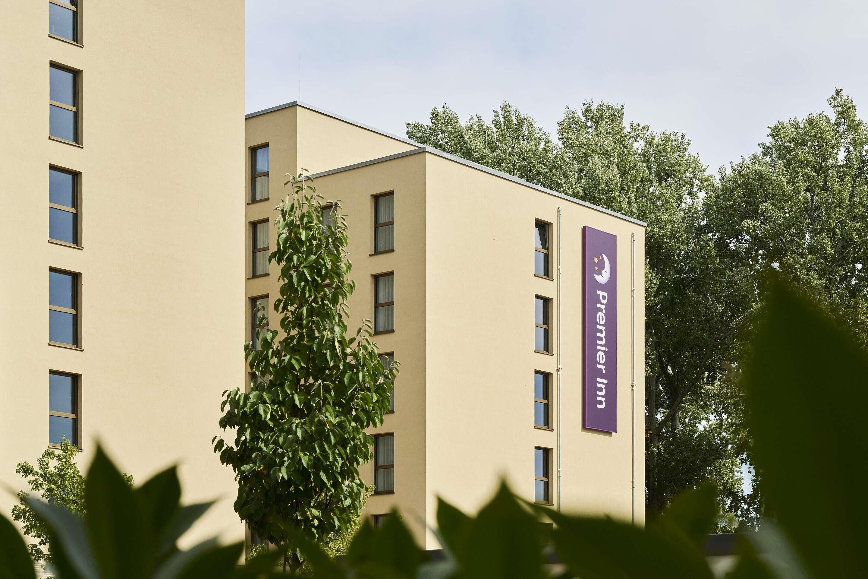 Ein Gebäude mit mehreren Fenstern und einem Schild, das es als Premier Inn Hotel kennzeichnet.