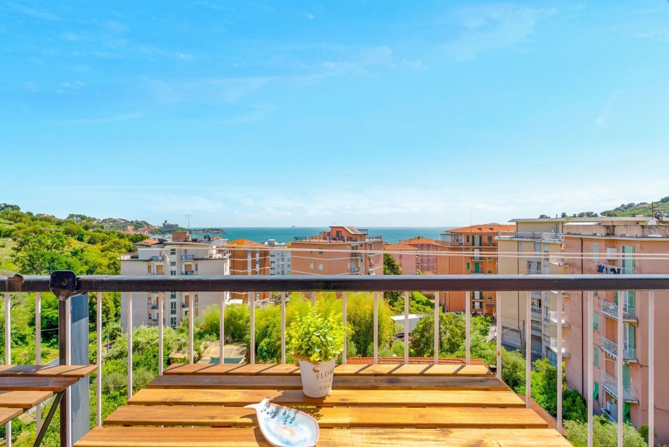 Un balcon avec une balustrade, un pot de fleurs et un objet décoratif.