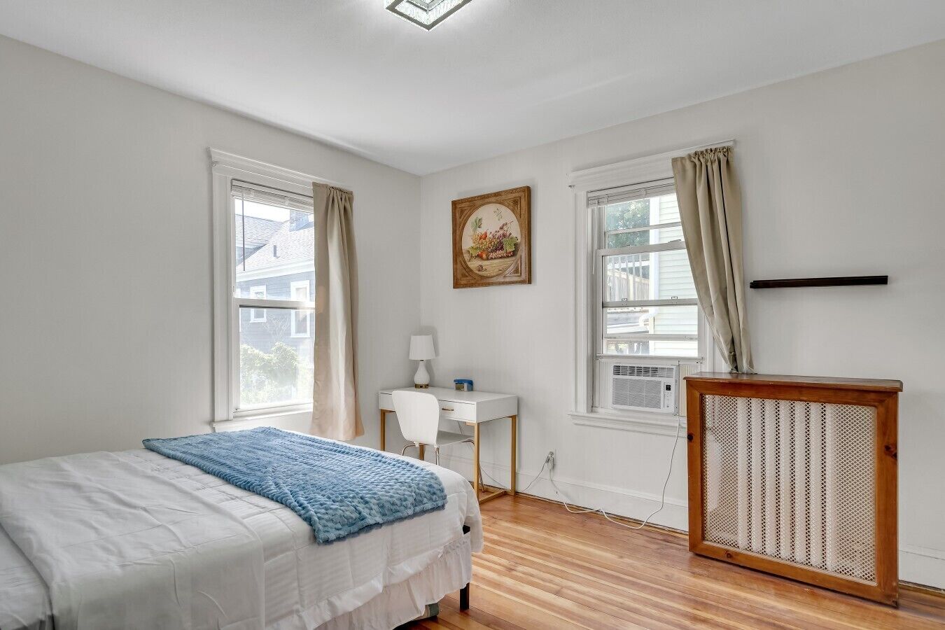 2 slaapkamers, een bureau, reisbedje