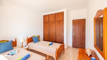 3 bedrooms, iron/ironing board, WiFi (free), bed sheets
