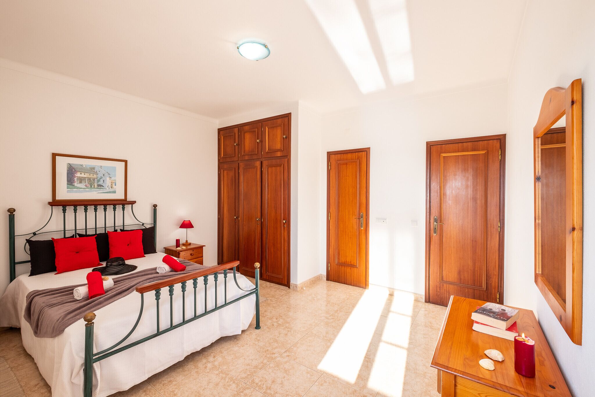 3 slaapkamers, een strijkplank/strijkijzer, gratis wifi, beddengoed