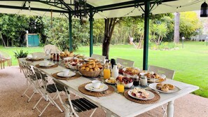Outdoor dining - Villa alle Rane. Lake, beaches and art in a private a spacious villa in Tuscany (Bozzano)