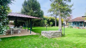Outdoor dining - Villa alle Rane. Lake, beaches and art in a private a spacious villa in Tuscany (Bozzano)