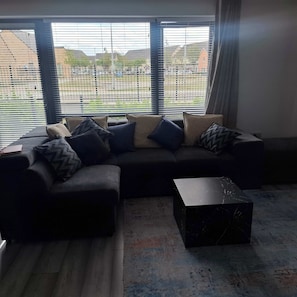 TV - Modern 2BDR Close to Dublin Airport and Coast (Lusk)