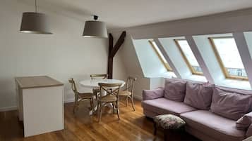 Apartamento Confort, bañera | Zona de estar
