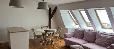 Comfort Apartment, Bathtub | Living area