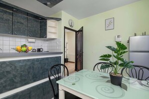 Private kitchen - Spacious House with Garden | Three Bedrooms | Garage (Wieliczka)