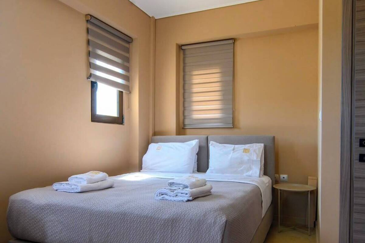Phòng 2 giường đơn tiện nghi đơn giản, quang cảnh núi | Két bảo mật tại phòng, khu vực làm việc phù hợp cho laptop