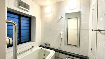 Deluxe Apartment | Bathroom