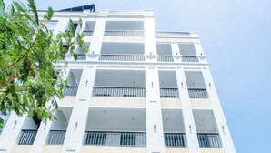 Un hotel de varios pisos con un cartel que dice 'SEA MOON HOTEL & APARTMENT'.