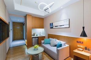 Chambre Classique avec lits jumeaux, balcon, vue ville | Coin séjour