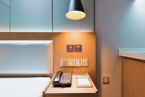 Poltton International Apartment 