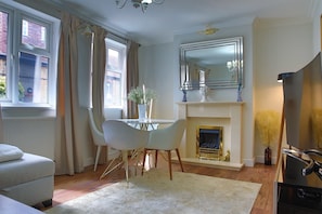 Smart TV - Elegant Wimbledon Apartment (London)