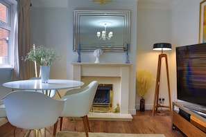Dining - Elegant Wimbledon Apartment (London)
