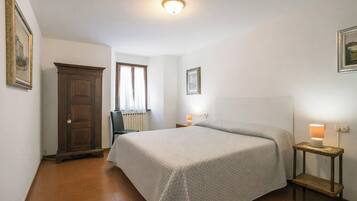 5 Schlafzimmer, Bügeleisen/Bügelbrett